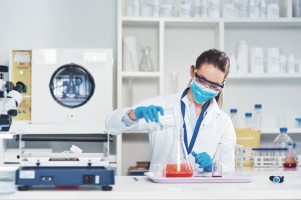 Scientifique en blouse travaillant dans un laboratoire