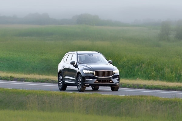 SUV roulant sur une route de campagne